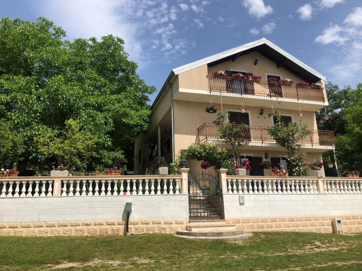 Apartman Ana Vrlika Екстериор снимка