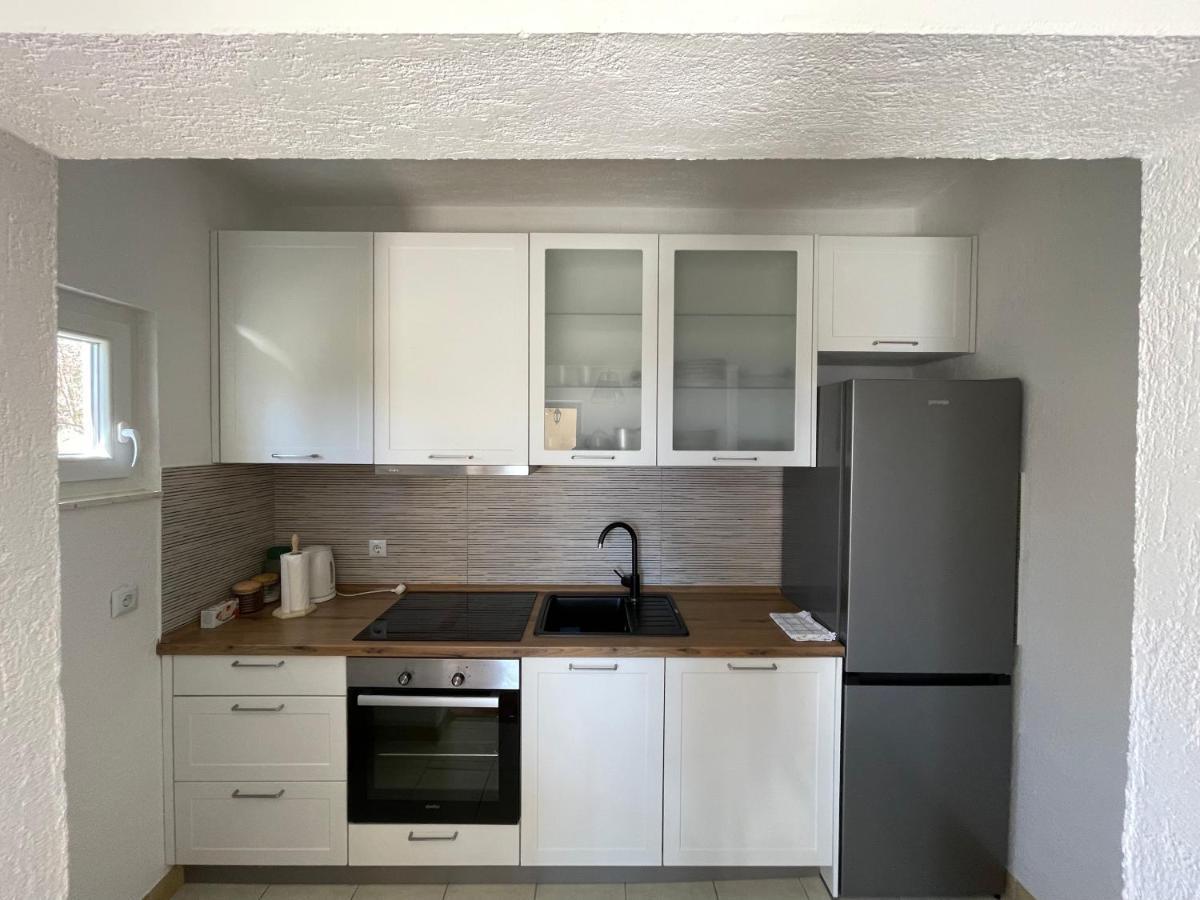 Apartman Ana Vrlika Екстериор снимка