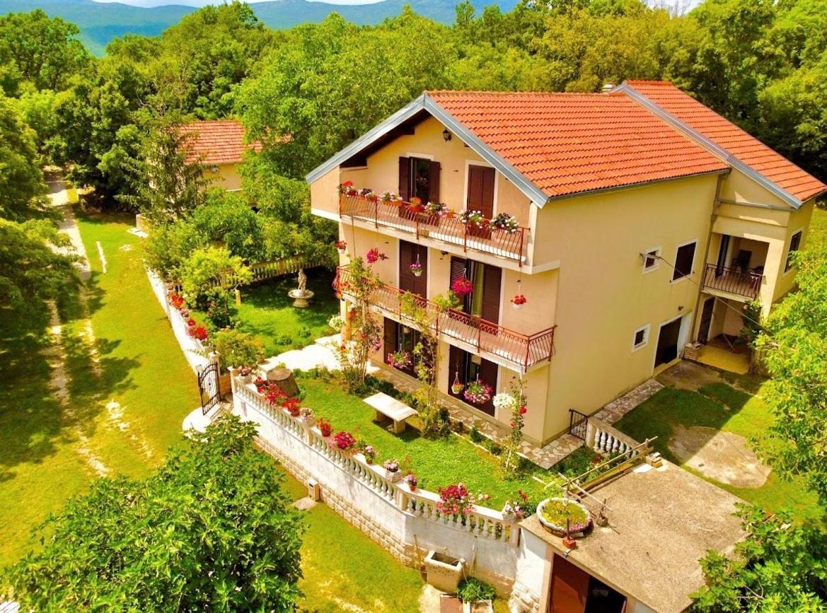 Apartman Ana Vrlika Екстериор снимка